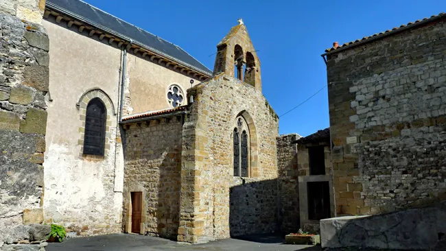 Le donjon de La Sauvetat dominant le fort villageois