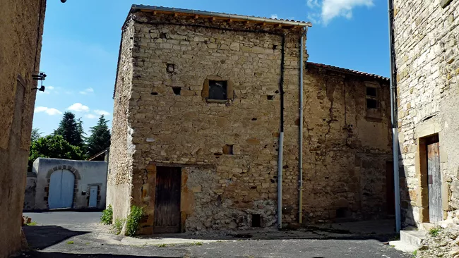 Maisons de pierre blonde du fort de La Sauvetat