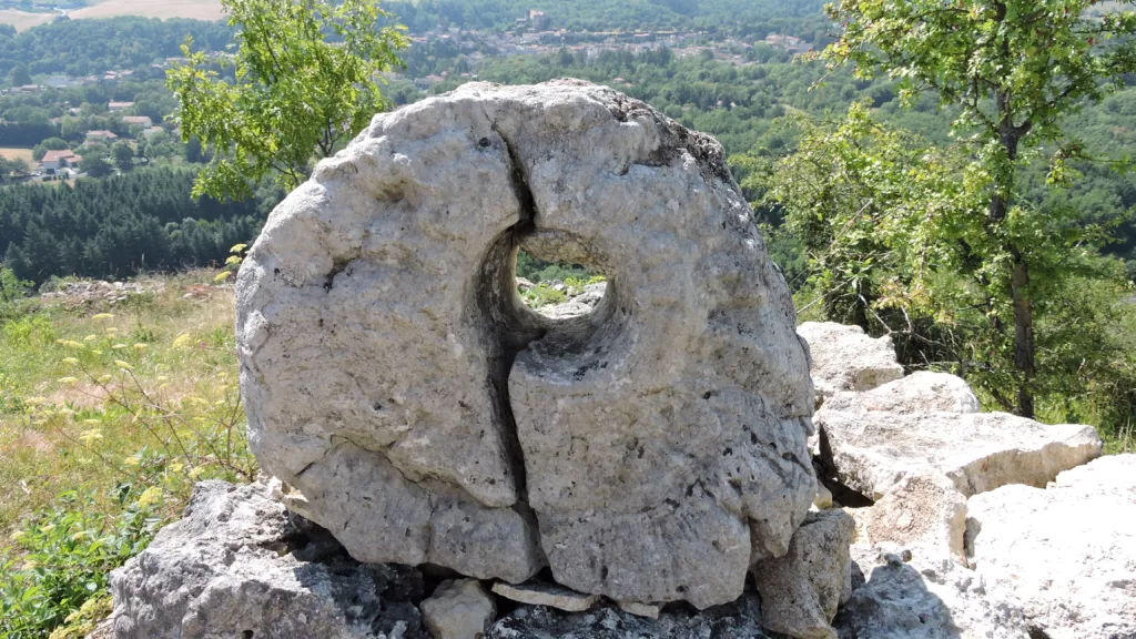 Affleurement calcaire à stromatolithes sur le coteau de Montépo