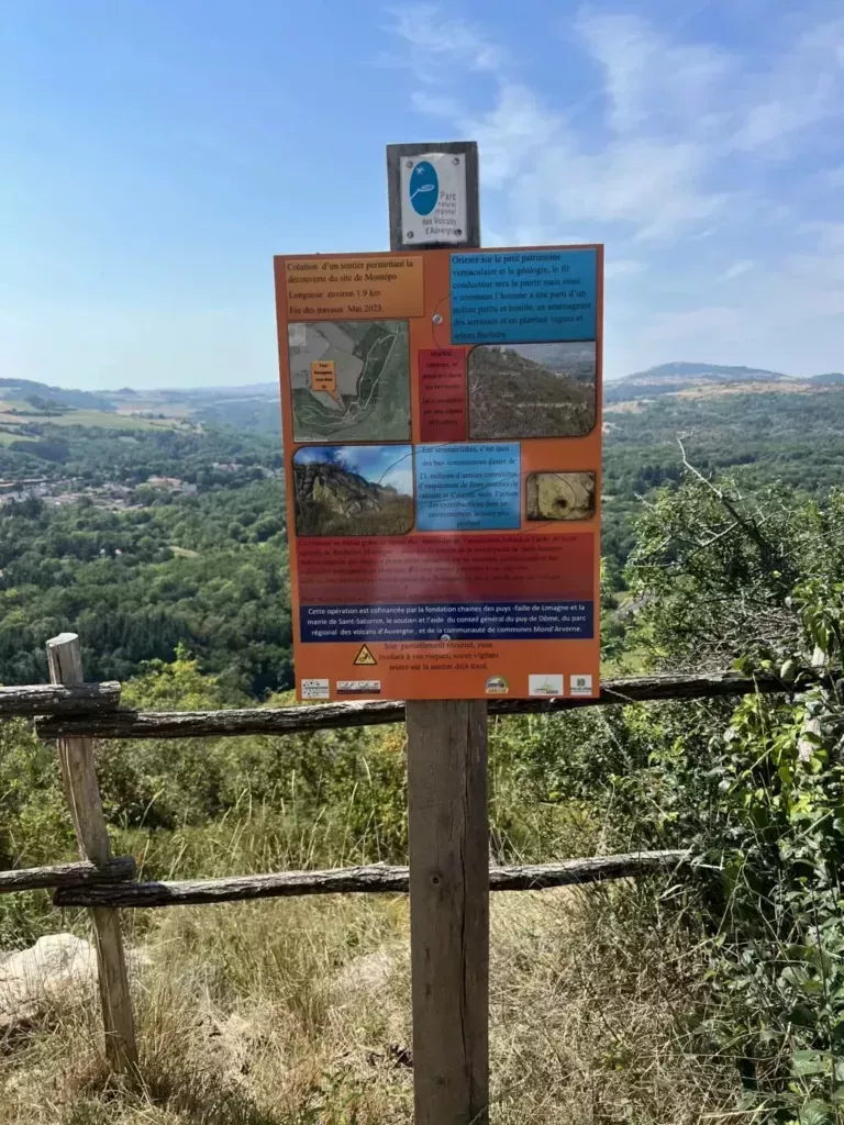 Panorama depuis le sentier de Montépo sur le village de Saint-Saturnin