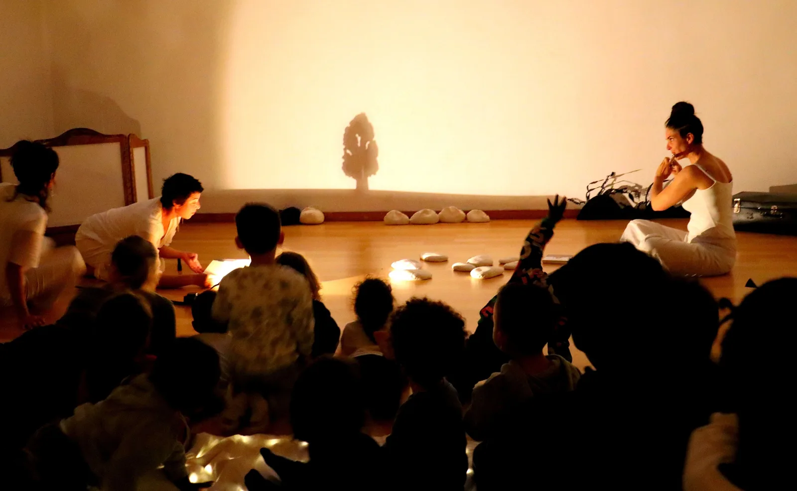 Festival OOLB : Petits Mondes Lumineux – Cie les Bricoleuses